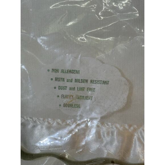 NIP Vintage White "Slumbertime" Baby Blanket Quilted Satin Embossed Trim Toys - Picture 2 of 6